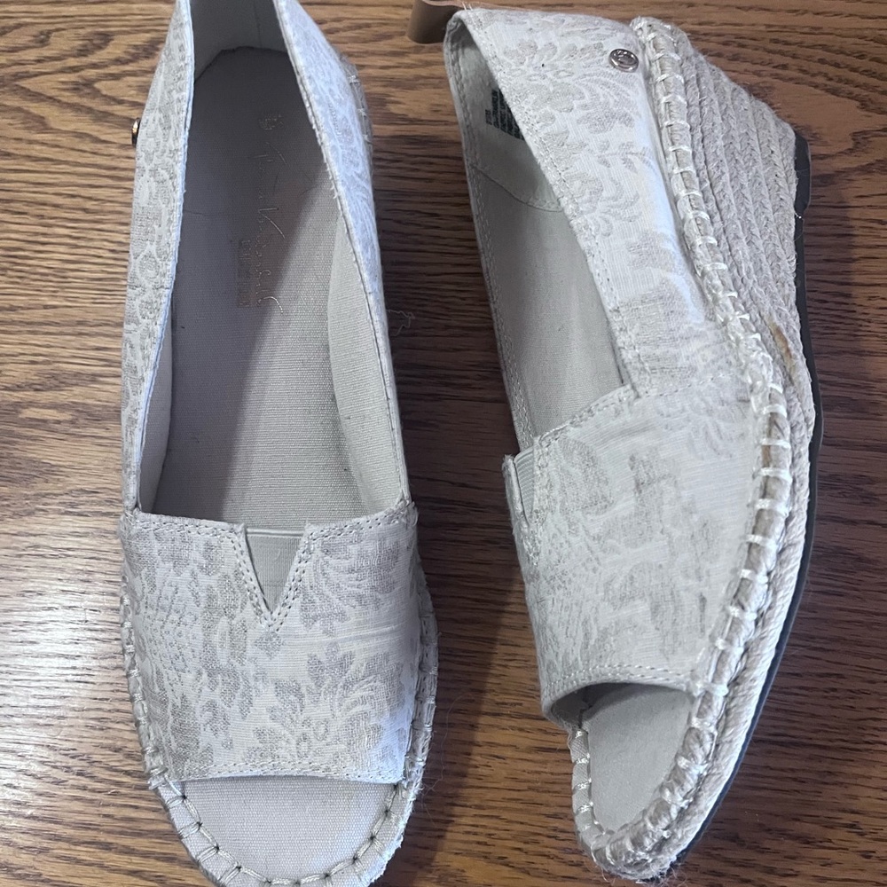 Cream Espadrilles with Textured Fabric and Open-Toe Design